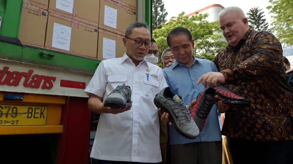 Mendag Zulhas Tinjau Pabrik Sepatu Nike di Tangerang Selatan