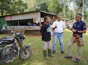 Temui Petugas Kebersihan Desa, Sandiaga Beri Modal Bangun Rumah Kompos