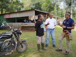 Temui Petugas Kebersihan Desa, Sandiaga Beri Modal Bangun Rumah Kompos