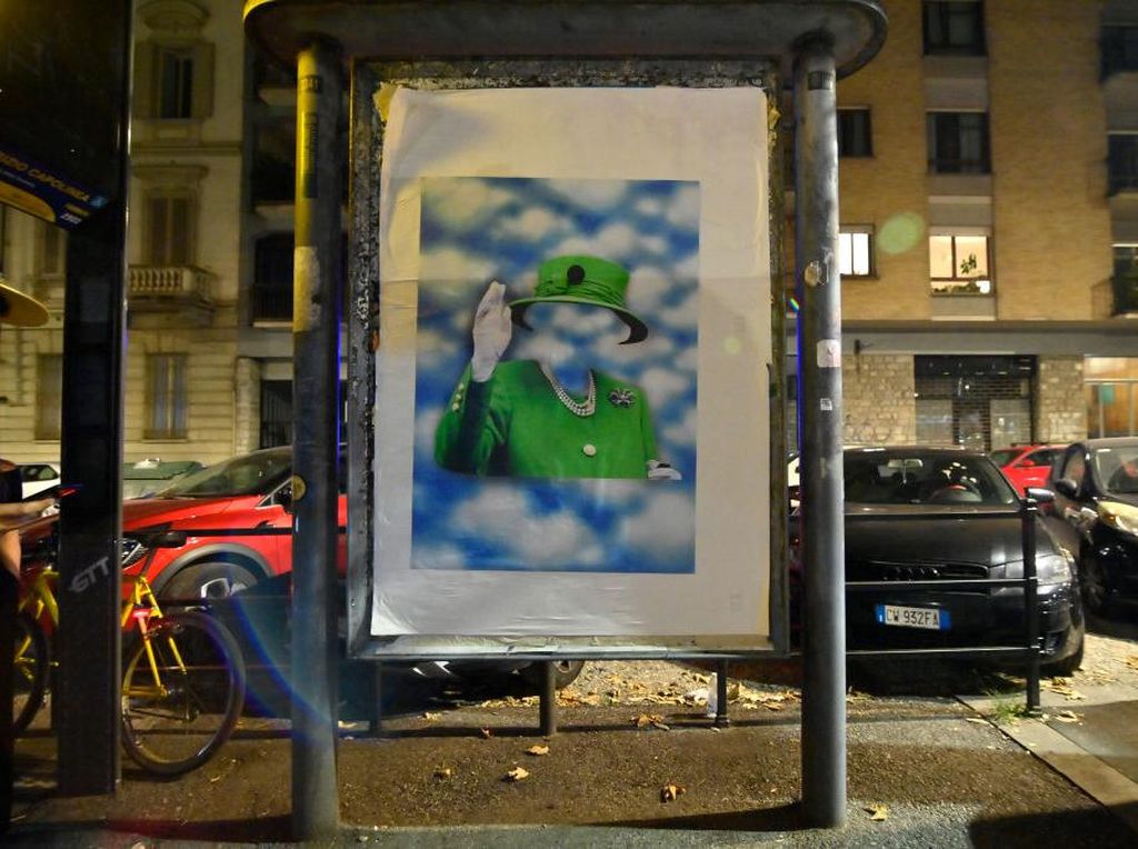 Poster Ratu Elizabeth II Mejeng di Jalanan Turin, Italia
