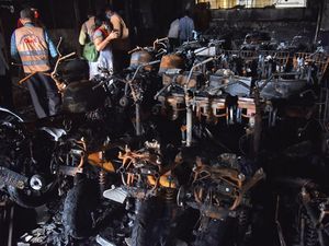 Showroom Terbakar, Skuter-skuter Listrik Hangus