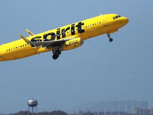 Penumpang Spirit Airlines Ditendang dari Pesawat gegara Tulisan di Jaket Penumpang Spirit Airlines Ditendang dari Pesawat gegara Tulisan di Jaket