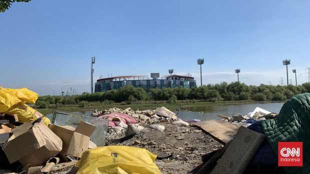 Penampakan Stadion Gelora Bung Tomo (GBT) dari TPA Benowo.