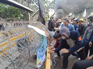 Massa Demo Tolak BBM Bakar Keranda Lalu Tendang Kawat Berduri di Jakpus