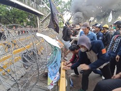 Massa Demo Tolak BBM Bakar Keranda Lalu Tendang Kawat Berduri di Jakpus