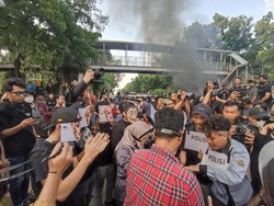 Mahasiswa Gelar Aksi Teatrikal Sindir Ultah Puan, Ada yang Bertopeng Bjorka