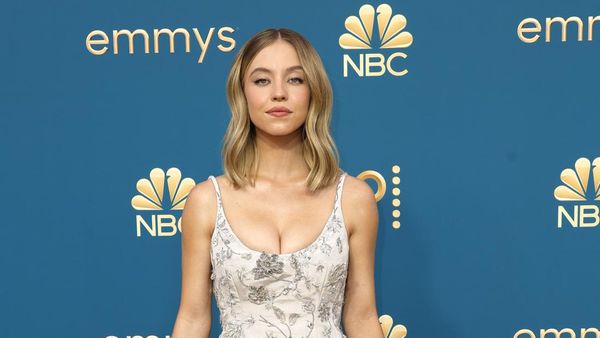 Seksinya Sydney Sweeney Berbunga-bunga Seperti Puteri