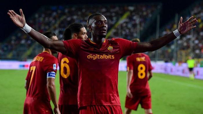 EMPOLI, ITALY - SEPTEMBER 12: AS Roma player Tammy Abraham celebrates after scoring his teams second goal during the Serie A match between Empoli FC and AS Roma at Stadio Carlo Castellani on September 12, 2022 in Empoli, Italy. (Photo by Luciano Rossi/AS Roma via Getty Images)