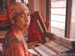 Melihat Siyami, Perajin Tenun Suku Osing Satu-satunya di Banyuwangi Melihat Siyami, Perajin Tenun Suku Osing Satu-satunya di Banyuwangi