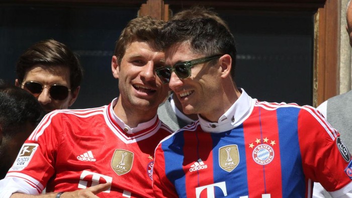 MUNICH, GERMANY - MAY 15: Robert Lewandowski of FC Bayern Muenchen celebrate winning the Bundeslig at Marienplatz on May 15, 2022 in Munich, Germany. FC Bayern won the Bundesliga championship for the 10th time in a row. (Photo by Arthur Thill ATPImages/Getty Images)
