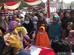 Emak-emak di Sukabumi Berburu Vaksin Booster Demi Dapat Sembako