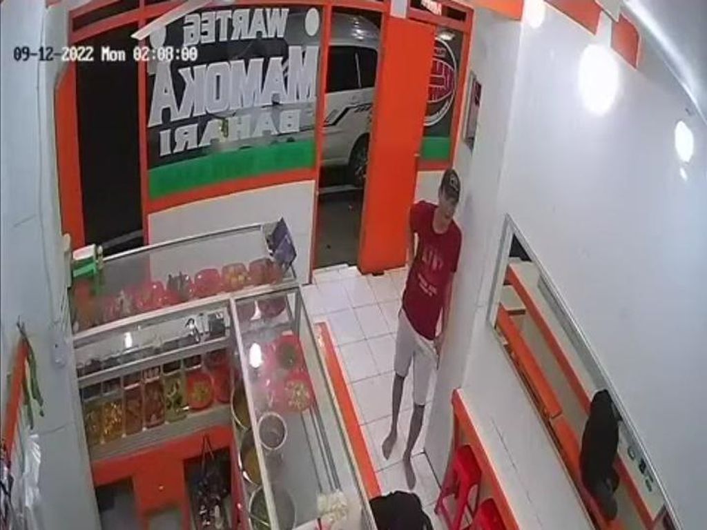Viral Video Pria Bermobil Putih Curi Ponsel Pegawai Warteg di Bogor