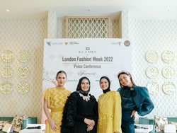 Wearing Klamby Bawa Kain Tenun Garut ke London Fashion Week 2022