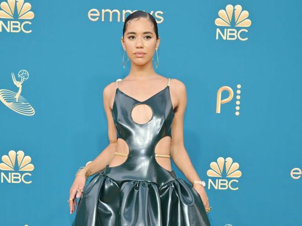 6 Artis Berbusana Terburuk di Emmy Awards 2022, Ada Idolamu?