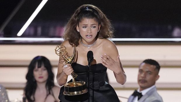 Zendaya accepts the Emmy for outstanding lead actress in a drama series for 