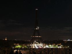 Video: Paus Fransiskus Tutup Usia, Menara Eiffel Gelap Gulita