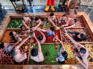 Sensasi Berendam Air Hangat yang Dipenuhi Sayur-Buah, Gimana Rasanya?