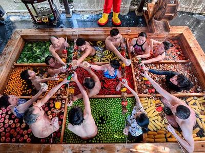 Sensasi Berendam Air Hangat yang Dipenuhi Sayur-Buah, Gimana Rasanya?