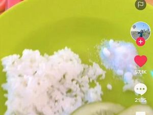 Viral Aksi Kocak Wanita Makan Nasi Pakai Garam Tapi Dikelilingi Makeup Mahal