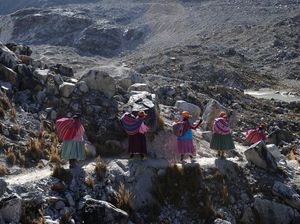 Tangguh, Para Perempuan Ini Sukses Taklukkan Gunung 6.088 mdpl Tangguh, Para Perempuan Ini Sukses Taklukkan Gunung 6.088 mdpl
