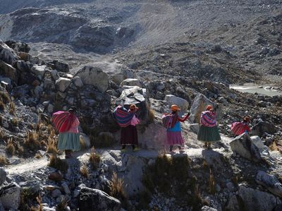 Tangguh, Para Perempuan Ini Sukses Taklukkan Gunung 6.088 mdpl