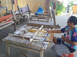 Penenun Kain Bebali di Karangasem Semringah Kembali Terima Pesanan