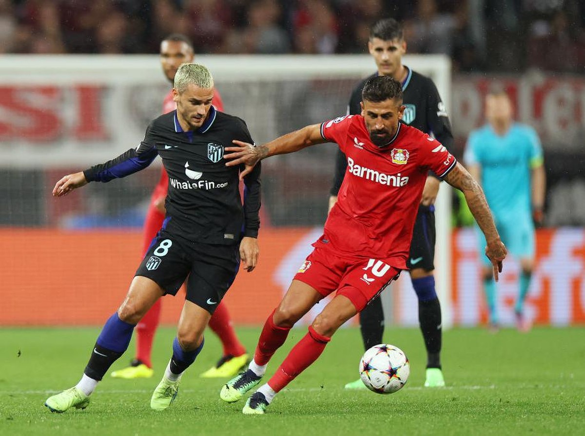 Antoine Griezmann (kiri) mencoba merebut bola dari Karim Demirbay. Foto: Getty Images/Lars Baron