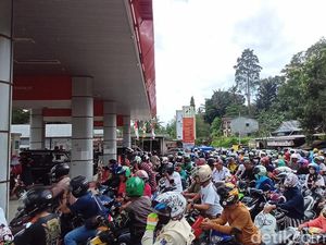 Antrean Kendaraan Isi BBM di Enrekang Membeludak, Lalin Menuju Toraja Macet Antrean Kendaraan Isi BBM di Enrekang Membeludak, Lalin Menuju Toraja Macet