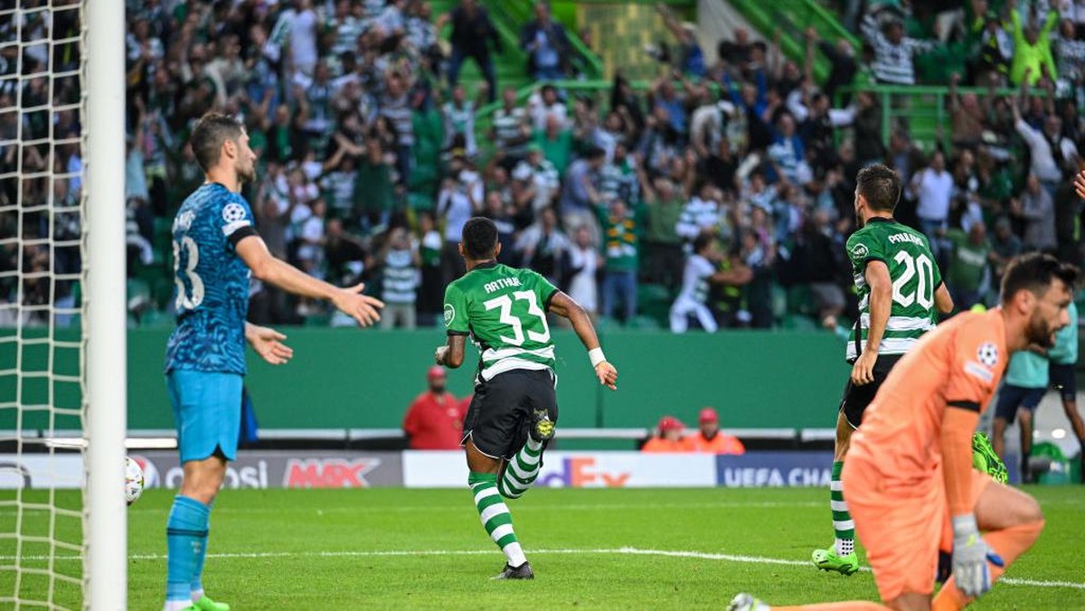 Gol Arthur Gomes untuk Sporting ke gawang Tottenham. Foto: Getty Images/Octavio Passos