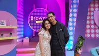 7 Foto Ayu Ting Ting Dirangkul Adik Sara Wijayanto, Ramai Dijodohkan Netizen