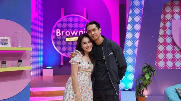 7 Foto Ayu Ting Ting Dirangkul Adik Sara Wijayanto, Ramai Dijodohkan Netizen