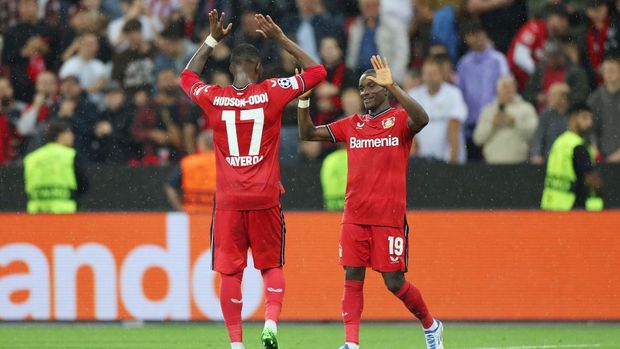 LEVERKUSEN, GERMANY - SEPTEMBER 13: Moussa Diaby of Bayer Leverkusen celebrates with teammate Callum Hudson-Odoi after scoring their team's second goal during the UEFA Champions League group B match between Bayer 04 Leverkusen and Atletico Madrid at BayArena on September 13, 2022 in Leverkusen, Germany. (Photo by Lars Baron/Getty Images)