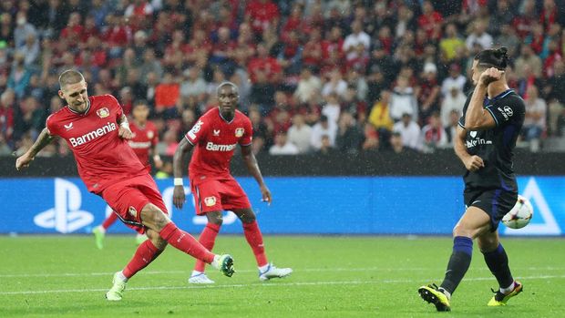LEVERKUSEN, GERMANY - SEPTEMBER 13: Robert Andrich of Bayer Leverkusen scores their team's first goal during the UEFA Champions League group B match between Bayer 04 Leverkusen and Atletico Madrid at BayArena on September 13, 2022 in Leverkusen, Germany. (Photo by Lars Baron/Getty Images)