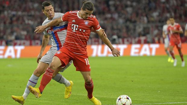 Barcelona's Robert Lewandowski, left, challenges for the ball with Bayern's Marcel Sabitzer during the Champions League, group C soccer match between Bayern Munich and Barcelona at the Allianz Arena in Munich, Germany, Tuesday, Sept. 13, 2022. (AP Photo/Andreas Schaad)