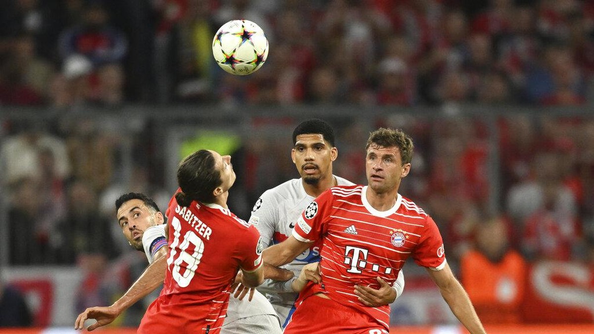 Bayern lawan Barcelona di pertemuan pertama fase grup Liga Champions. Foto: AP/Andreas Schaad
