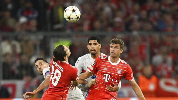 Barcelonas Robert Lewandowski, left, challenges for the ball with Bayerns Marcel Sabitzer during the Champions League, group C soccer match between Bayern Munich and Barcelona at the Allianz Arena in Munich, Germany, Tuesday, Sept. 13, 2022. (AP Photo/Andreas Schaad)