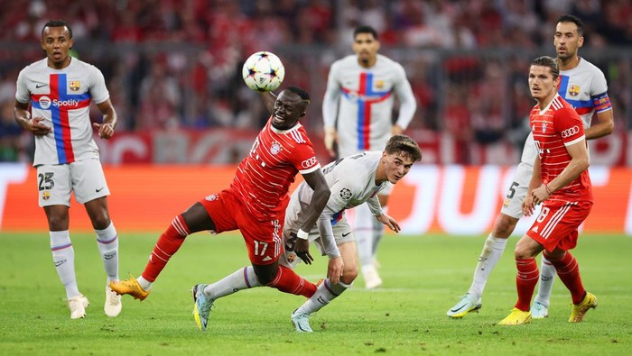 MUNICH, GERMANY - SEPTEMBER 13: Sadio Mane of Bayern Munich is challenged by Gavi of FC Barcelona during the UEFA Champions League group C match between FC Bayern München and FC Barcelona at Allianz Arena on September 13, 2022 in Munich, Germany. (Photo by Alex Grimm/Getty Images)