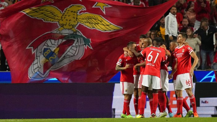 Benficas Rafa Silva, left, celebrates with teammates after scoring his sides first goal during the Champions League group H soccer match between Benfica and Maccabi Haifa at the Luz stadium in Lisbon, Tuesday, Sept. 6, 2022. (AP Photo/Armando Franca)
