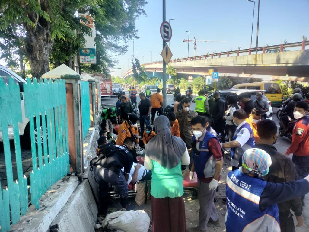 Bus Rem Blong Tabrak 6 Motor-1 Mobil di DTC, Korban Wanita Hamil Dibawa ke RS