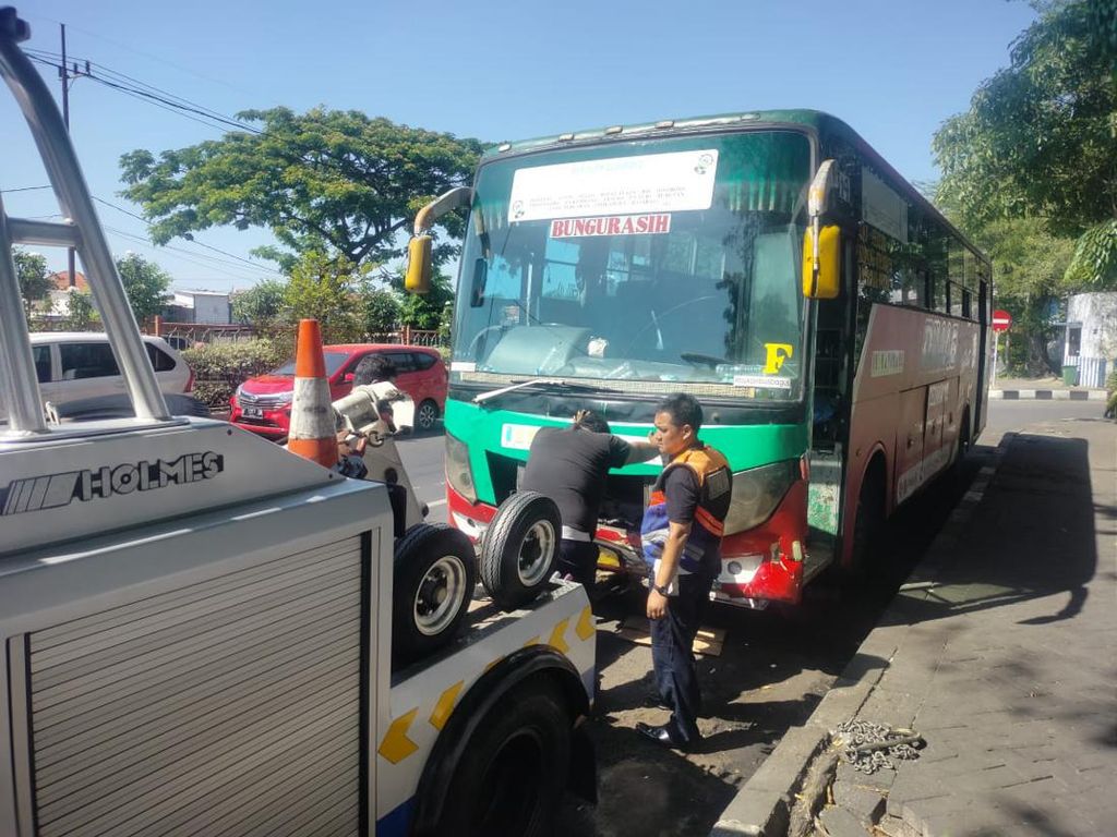 Bus Rem Blong Tabrak Beberapa Motor di Depan DTC Surabaya