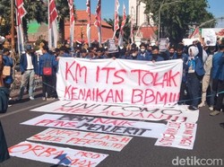 Sempat Blokade Jalan, Mahasiswa Surabaya Kembali Demo Tolak Kenaikan BBM