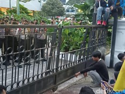 Massa PMII Demo BBM di Depan Balai Kota DKI, Pagar Dirusak