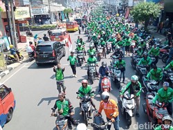 Tolak Kenaikan BBM, Ojol di Purwakarta Gelar Aksi Demo-Sweeping