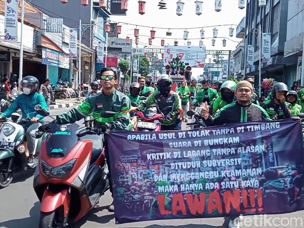 Ratusan Driver Ojol Purwakarta Dorong Sepeda Motor Sejauh 5 Kilometer