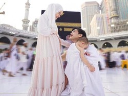 Sempat Keguguran, Dinda Hauw Umumkan Hamil Anak Kedua di Depan Kabah