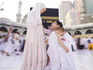 Sempat Keguguran, Dinda Hauw Umumkan Hamil Anak Kedua di Depan Kabah Sempat Keguguran, Dinda Hauw Umumkan Hamil Anak Kedua di Depan Kabah