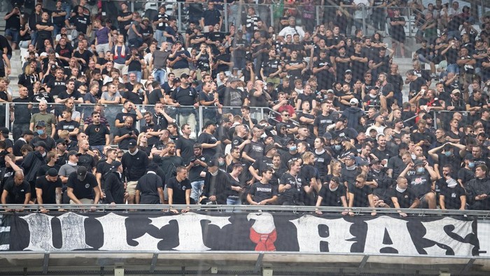 13 September 2022, France, Marseille: Soccer: Champions League, Olympique Marseille - Eintracht Frankfurt, Group stage, Group D, Matchday 2, Orange Vélodrome. Ultras of Eintracht have unfurled a banner with the inscription 