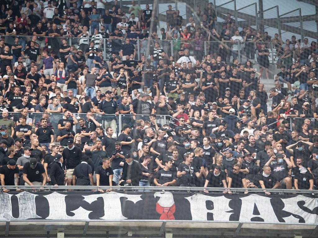 Panas! Dua Fans Frankfurt Beri Salam Nazi ke Suporter Marseille Panas! Dua Fans Frankfurt Beri Salam Nazi ke Suporter Marseille