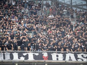 Panas! Dua Fans Frankfurt Beri Salam Nazi ke Suporter Marseille Panas! Dua Fans Frankfurt Beri Salam Nazi ke Suporter Marseille