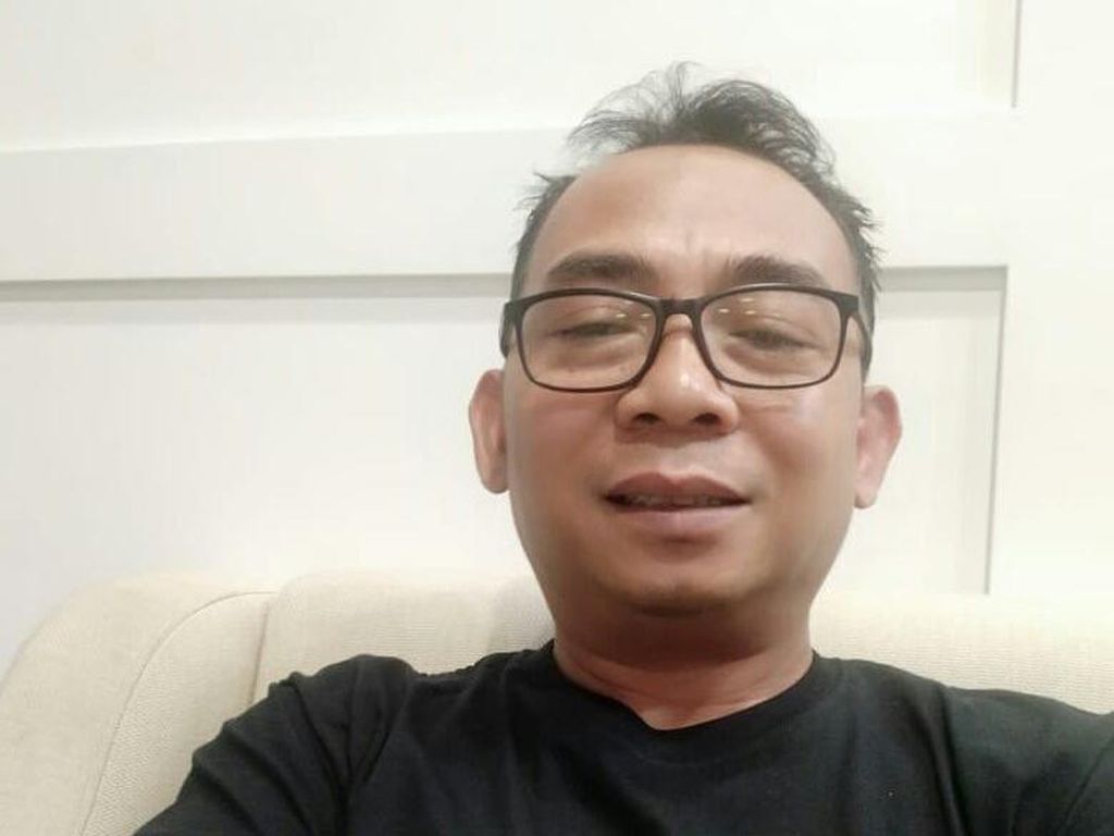 Tentang Heboh Eko Kuntadhi Hina Ning Imaz hingga Sowan ke Lirboyo Tentang Heboh Eko Kuntadhi Hina Ning Imaz hingga Sowan ke Lirboyo